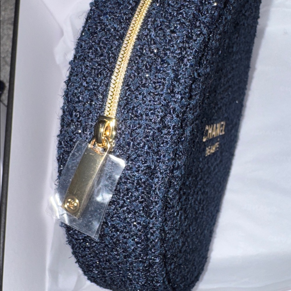 🔥NEW CHANEL Round Makeup Bag w/CHANEL Ribbon & original box - Picture 3 of 9